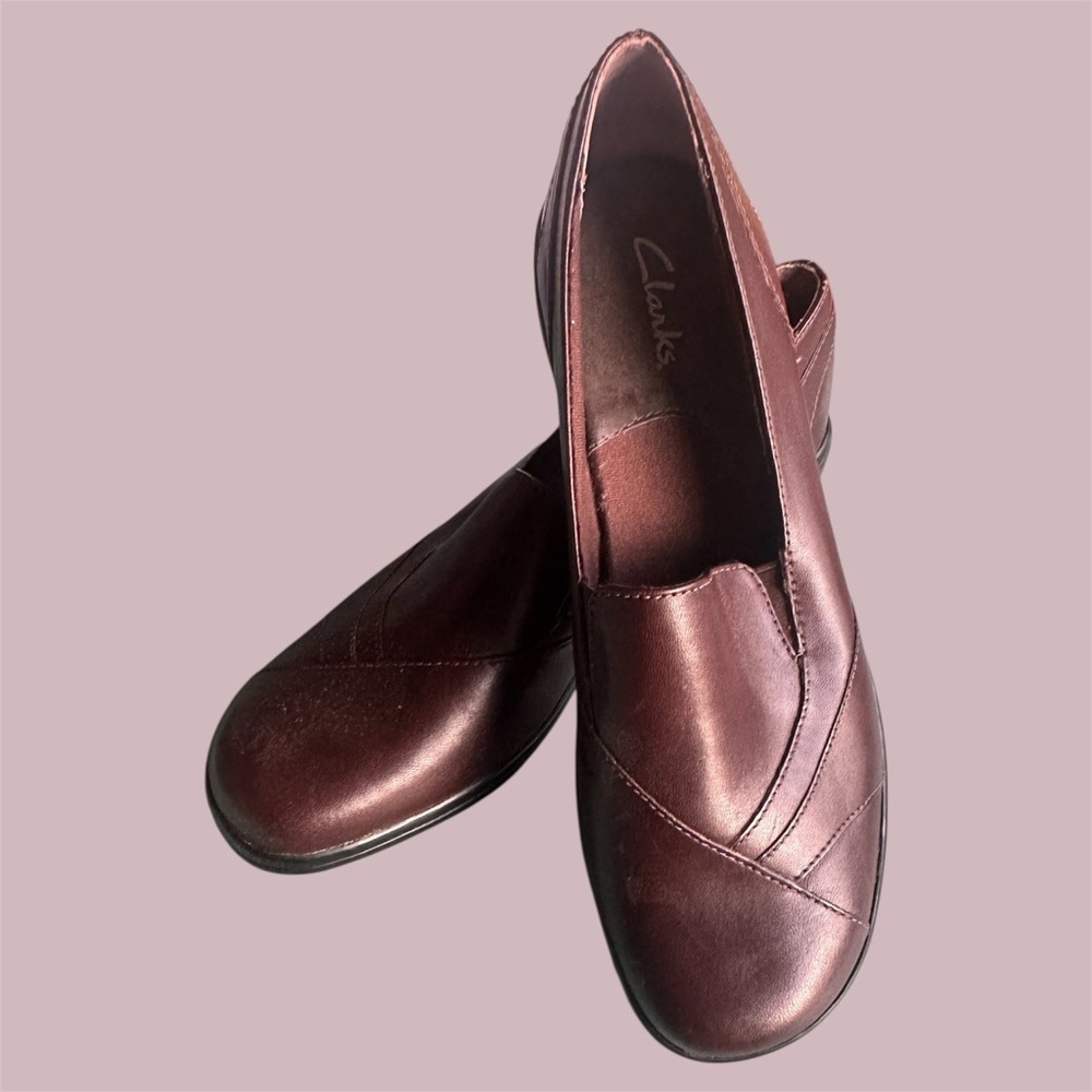 Clarks Women's slip on brown leather loafers EUC size 9